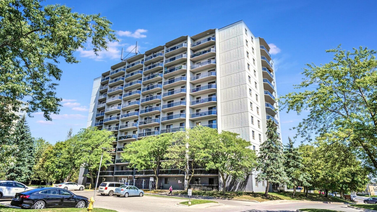 Trillium Towers I/II in London, ON - Building Photo