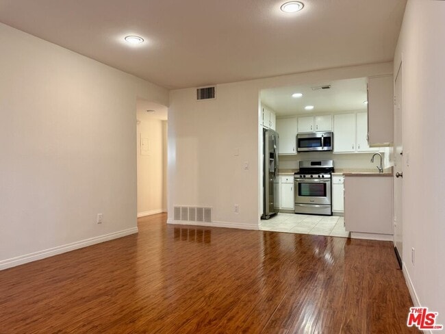 1348 E Hillcrest Dr in Thousand Oaks, CA - Building Photo - Building Photo