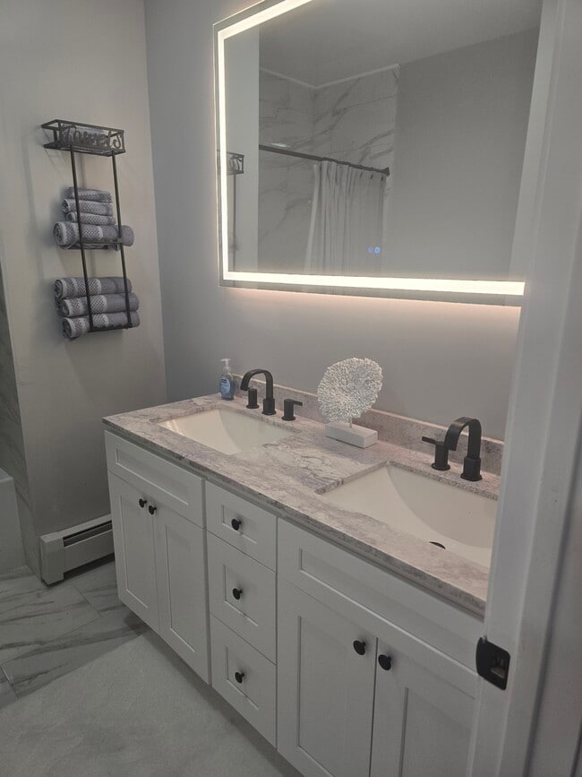 32 Homestead Ave, Unit Comfy Homestead in New Britain, CT - Building Photo - Building Photo