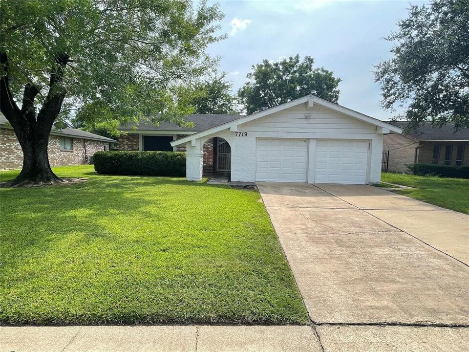 7719 Smokey Wood Ln in Houston, TX - Building Photo