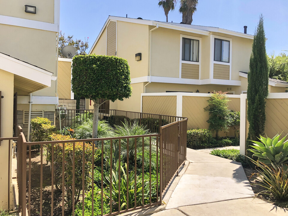 Ladera Vista Apartments in Lynwood, CA - Foto de edificio