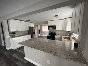 718 5th Ave N in Jacksonville Beach, FL - Building Photo - Building Photo