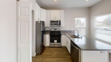 5214 E Falls View Dr in San Diego, CA - Building Photo - Building Photo