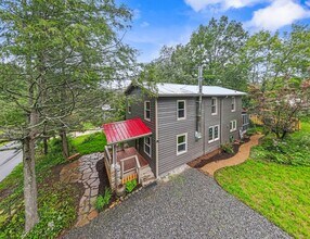 102 4th St in Black Mountain, NC - Building Photo - Building Photo