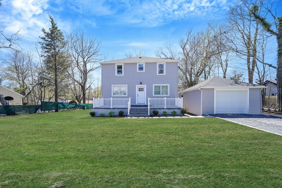 2939 N Wading River Rd in Wading River, NY - Building Photo