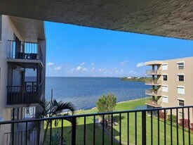 201 International Dr in Cocoa Beach, FL - Building Photo