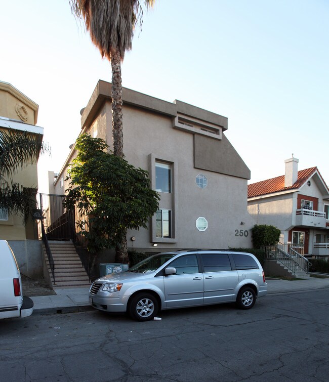 250 W Spazier Ave in Burbank, CA - Foto de edificio - Building Photo