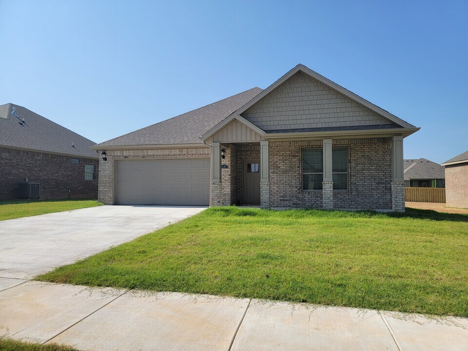 1041 N Skyline Lndg Lp in Centerton, AR - Building Photo