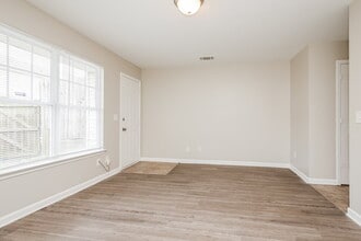 8047 Logan Dr in La Vergne, TN - Foto de edificio - Building Photo