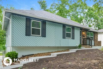 409 N E Sharon St in Lee's Summit, MO - Foto de edificio - Building Photo