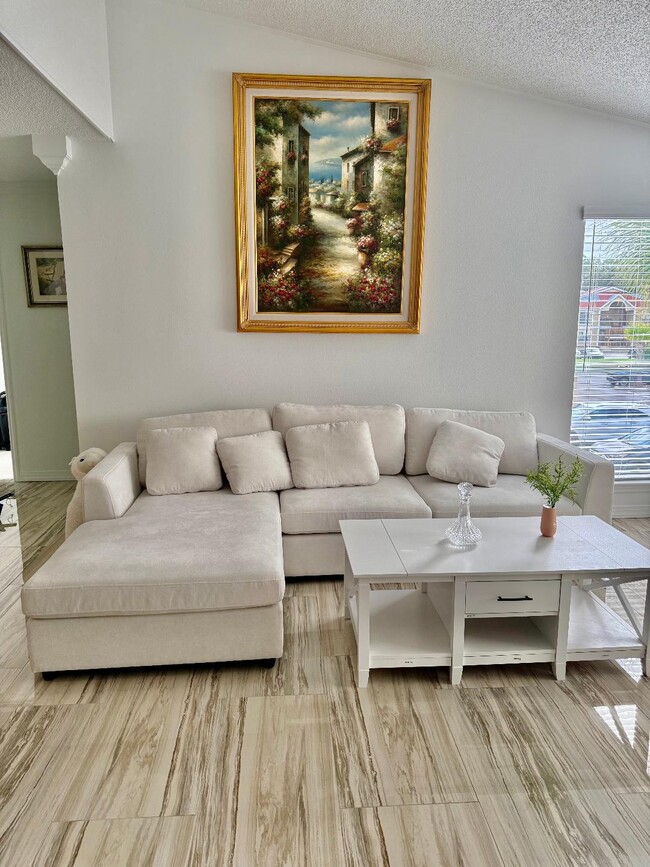 9481 Highland Oak Dr, Unit 413 in Tampa, FL - Foto de edificio - Building Photo