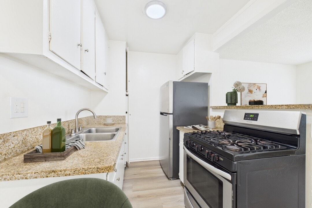 Roscoe Terrace in Canoga Park, CA - Foto de edificio