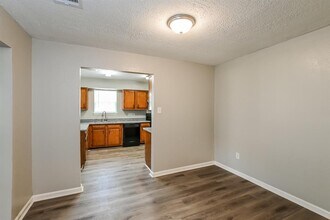 4922 Crestway Dr in La Porte, TX - Building Photo - Building Photo