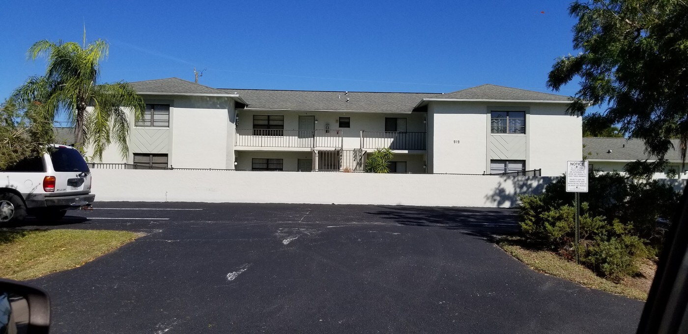 919 SE 8th Terrace in Cape Coral, FL - Building Photo
