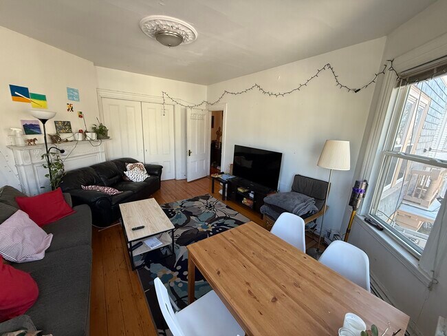 268 Broadway, Unit 2 in Cambridge, MA - Foto de edificio - Building Photo