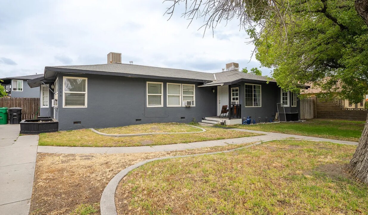 1604 Bell Ave in Corcoran, CA - Building Photo