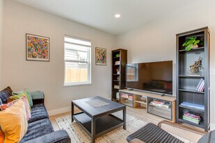 3674 S Logan St in Englewood, CO - Building Photo