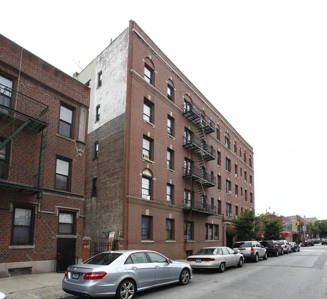 30-95 34th St in Astoria, NY - Foto de edificio - Building Photo