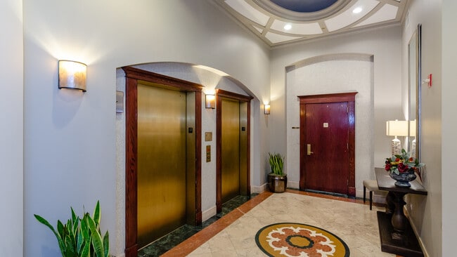 230 W Division St in Chicago, IL - Building Photo - Building Photo