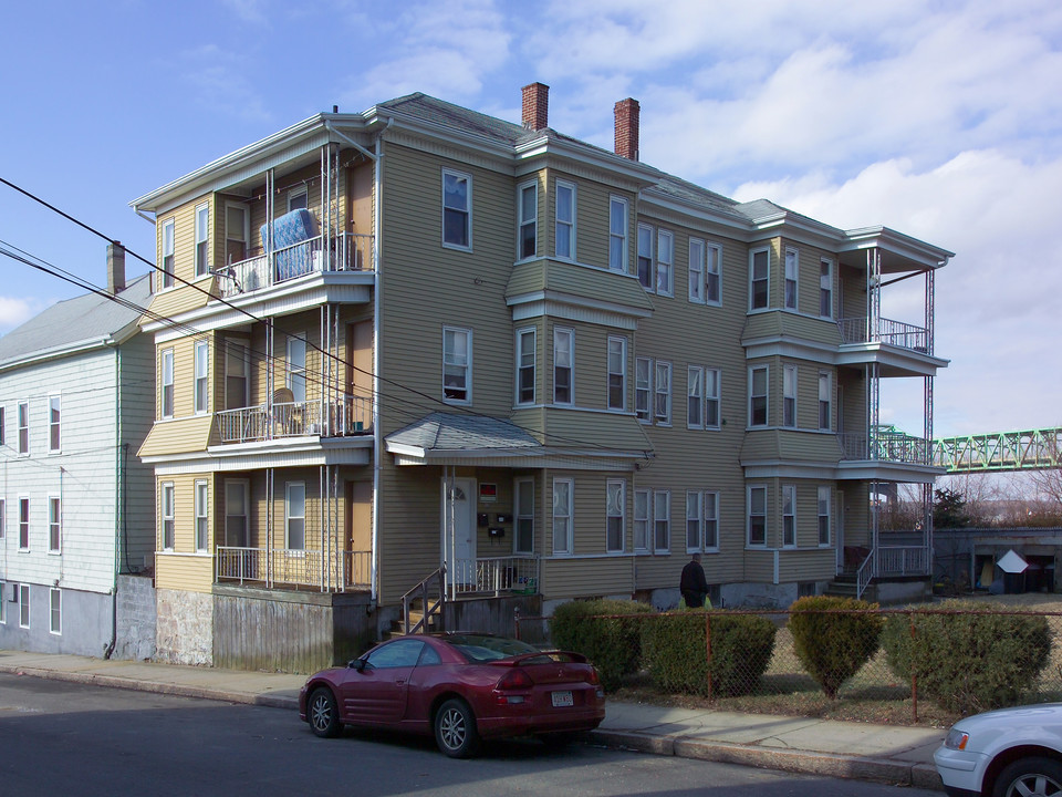 320 Ferry St in Fall River, MA - Building Photo