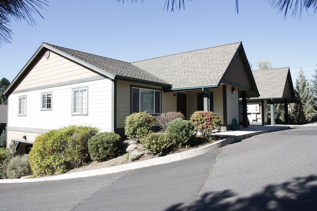 1965 NW Monterey Pines Dr in Bend, OR - Foto de edificio - Building Photo