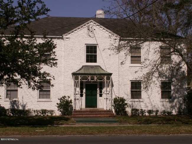 Charleston Court in Jacksonville, FL - Building Photo - Building Photo