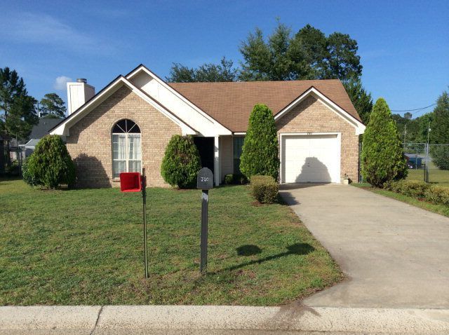 700 Woods Ct in Hinesville, GA - Building Photo