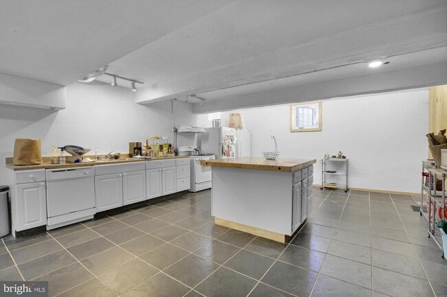 property at 2512 E Lehigh Ave