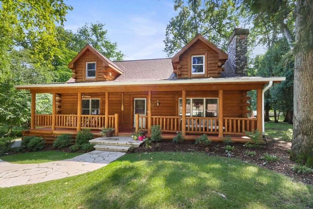 465 Sylvan Dr in Fontana-on-Geneva Lake, WI - Building Photo