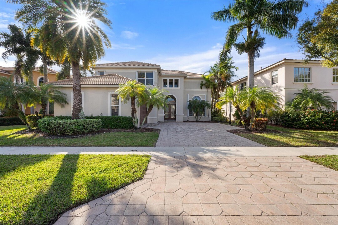 1386 Beacon Cir in Wellington, FL - Building Photo