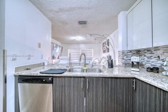 10000 SW 147th Ct in Miami, FL - Foto de edificio - Building Photo