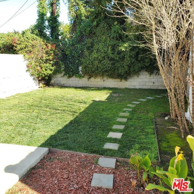 2038 Malcolm Ave in Los Angeles, CA - Foto de edificio - Building Photo