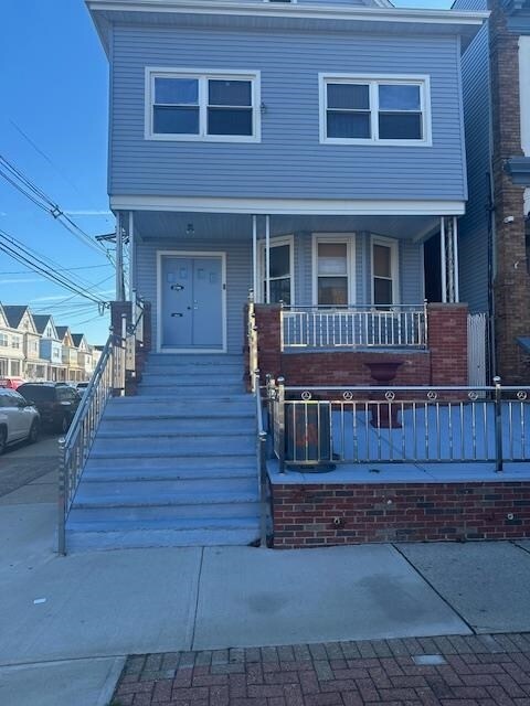 296 Avenue B in Bayonne, NJ - Building Photo