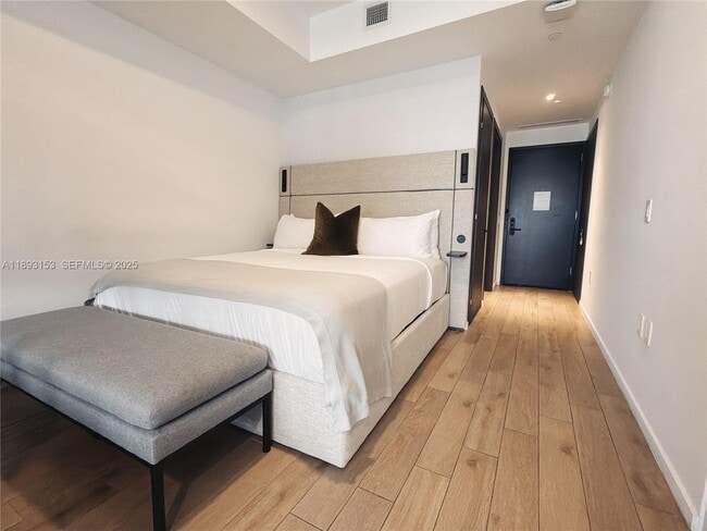 98 NE 5th St in Miami, FL - Building Photo - Building Photo