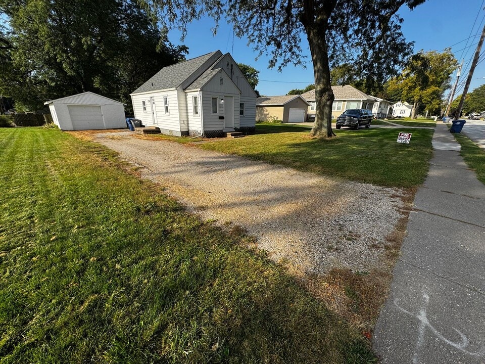 3203 Central Ave in Bettendorf, IA - Building Photo