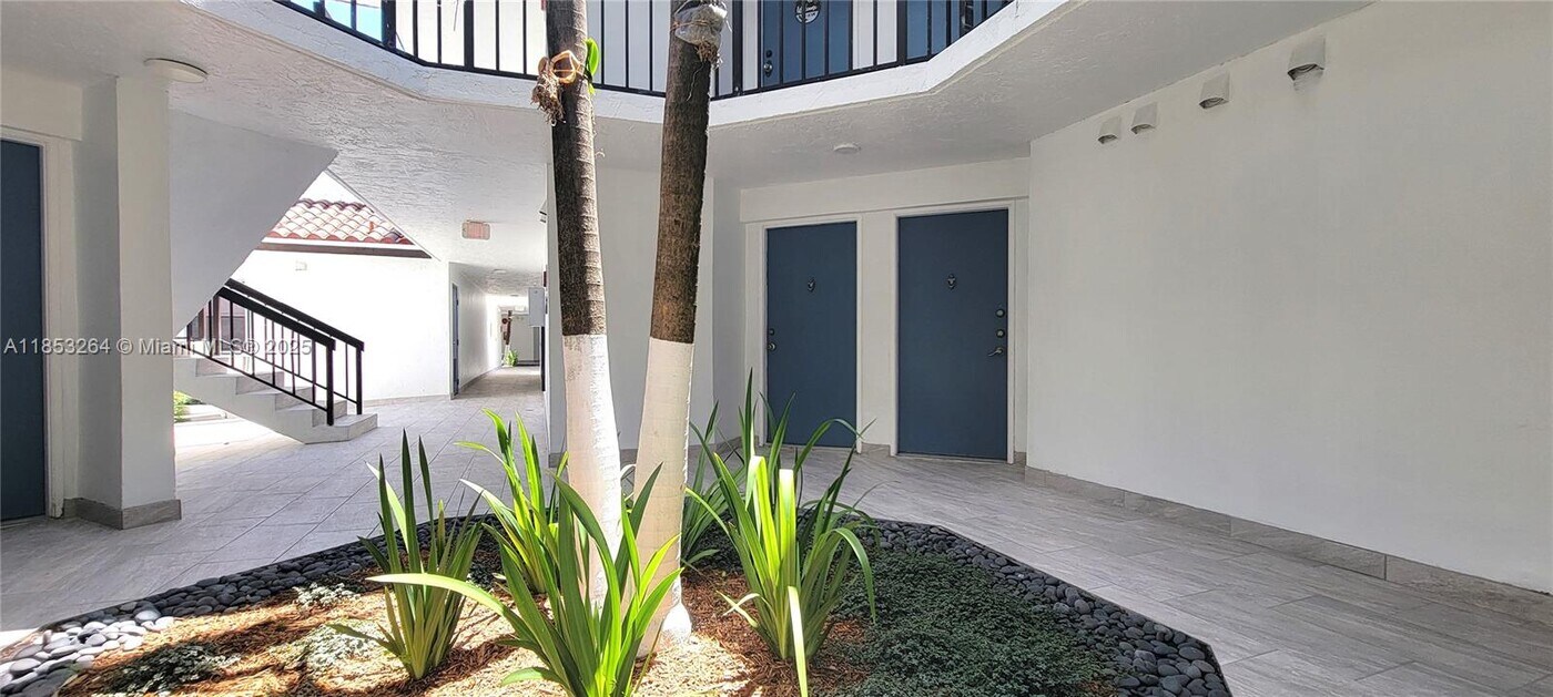 9403 Fontainebleau Blvd in Miami, FL - Building Photo
