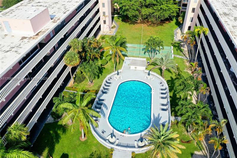 180 NE 12th Ave, Unit 18D in Hallandale Beach, FL - Building Photo