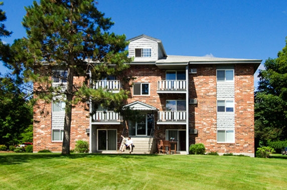 The Pines Apartments in Keene, NH - Foto de edificio