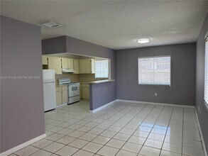 837 SE 8th Ct in Hialeah, FL - Building Photo - Building Photo