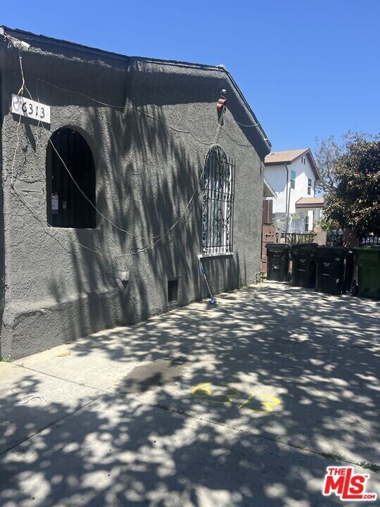 6313 S Victoria Ave in Los Angeles, CA - Building Photo
