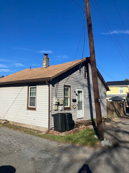 215 N Railroad Ave in Mechanicsburg, PA - Building Photo