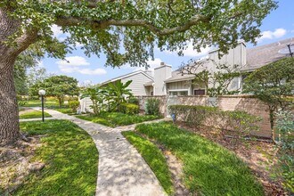 7092 Greenway Chase St in Houston, TX - Foto de edificio - Building Photo