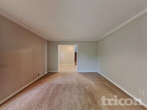 5181 Vivid Dr SW in Stone Mountain, GA - Foto de edificio - Building Photo