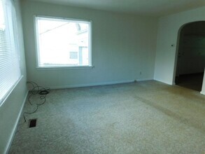 360 Madrona Ave S in Salem, OR - Building Photo - Building Photo