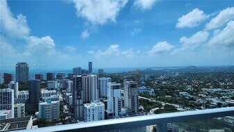 185 SW 7th St in Miami, FL - Building Photo