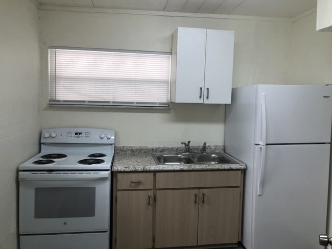 14343 Walsingham Rd in Largo, FL - Foto de edificio - Building Photo