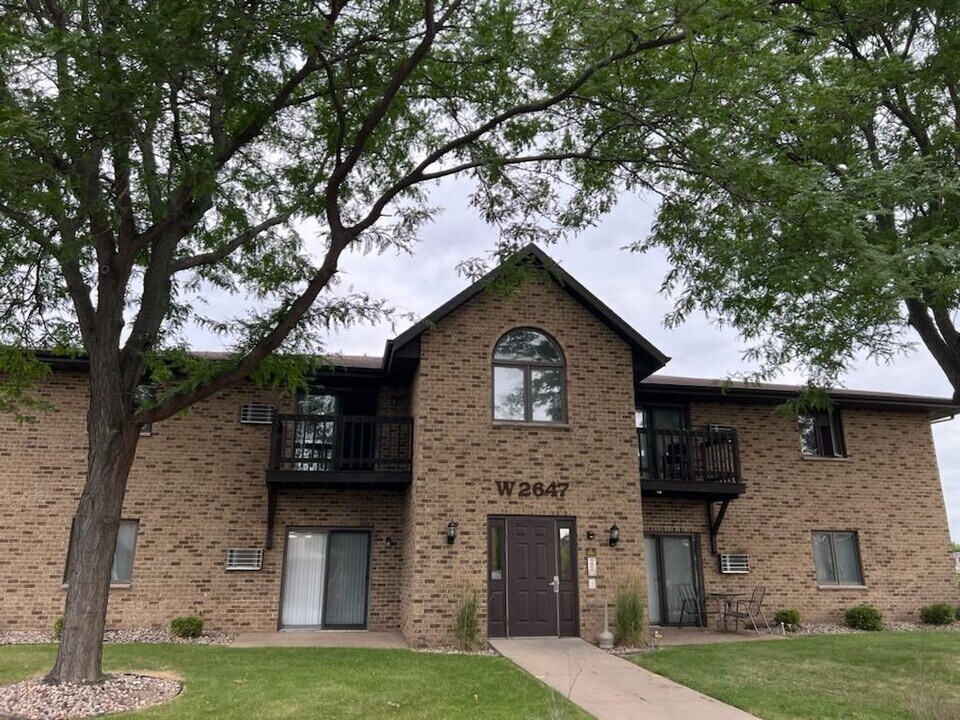 W2649 Barney Ct, Unit 1 in Appleton, WI - Building Photo