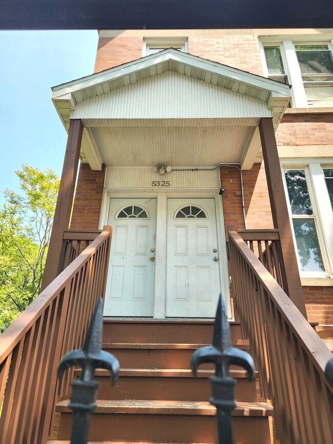 5325 S Honore St in Chicago, IL - Building Photo - Building Photo