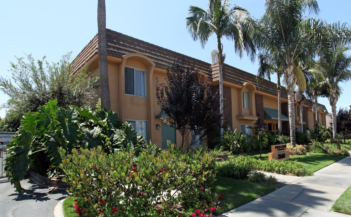 Palm Court Apartments in Anaheim, CA - Building Photo