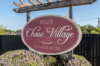 Chase Village Apartments in Austin, TX - Foto de edificio - Building Photo